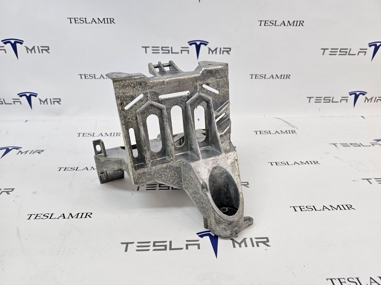 кронштейн компрессора кондиционера Tesla Model Y 1 поколение 2022, 1500696-00, 1506443-00, 1673627-00 - фото №1
