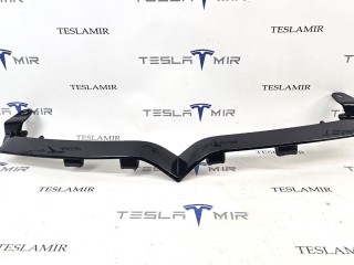 Накладка V-образная декоративная переднего гриля (птичка) Tesla Model S 1 поколение [2-й рестайлинг] 2022, 1611012-00