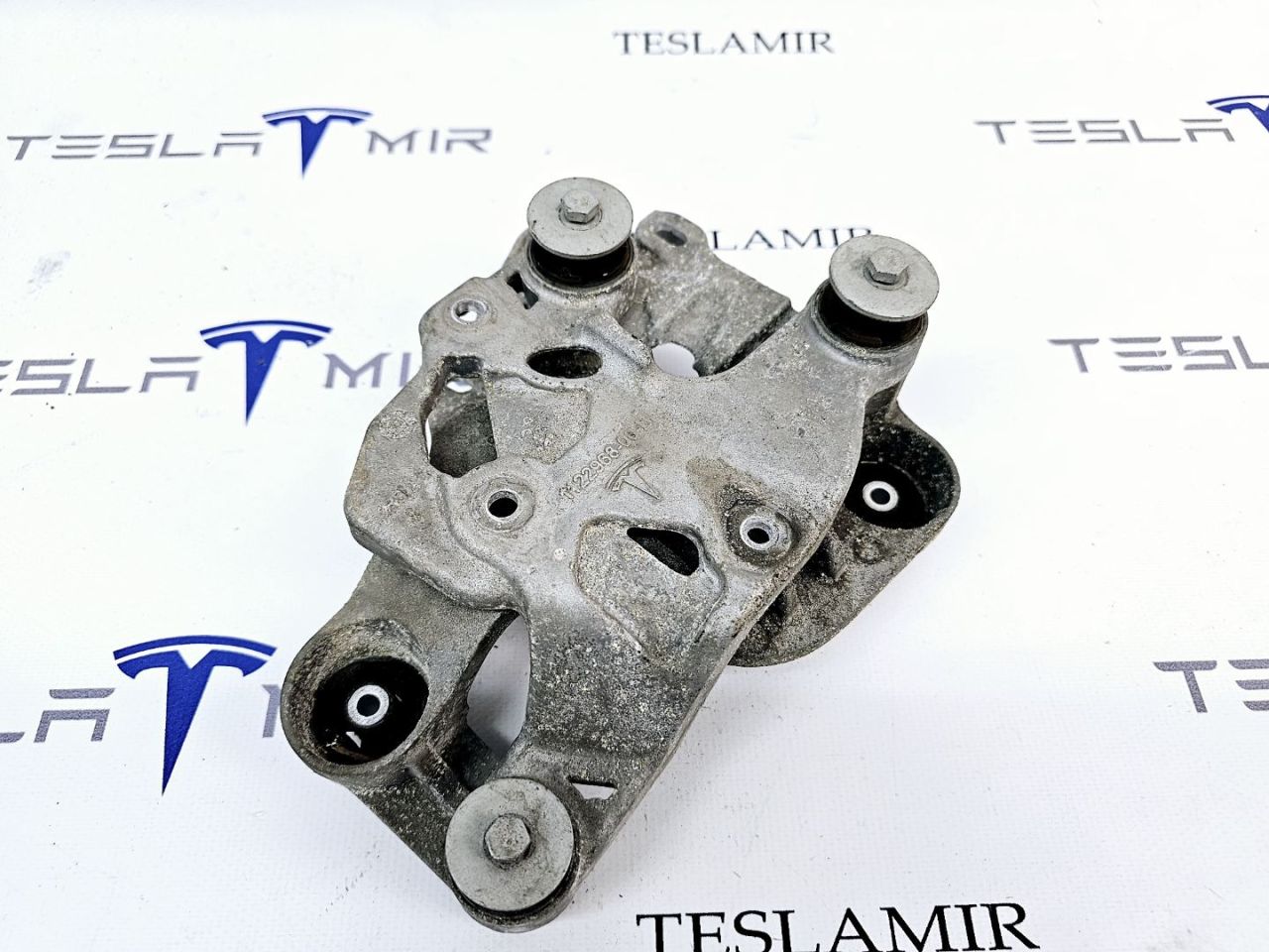 кронштейн компрессора кондиционера Tesla Model 3 1 поколение 2019, 1110711-00, 1122968-00 - фото №1