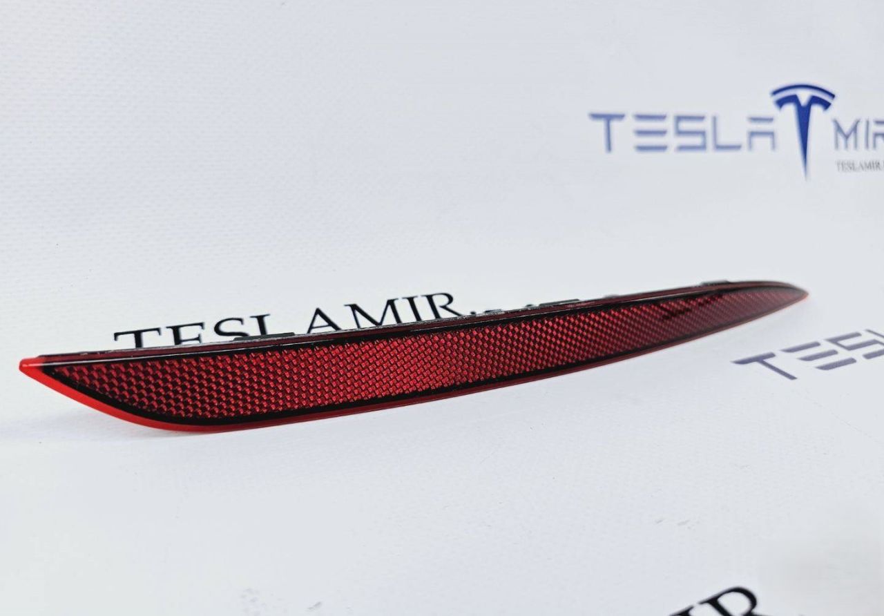 Катафот заднего бампера (отражатель) правый Tesla Model Y 1 поколение 2021, 1495818-00, 1626227-00 - фото №1