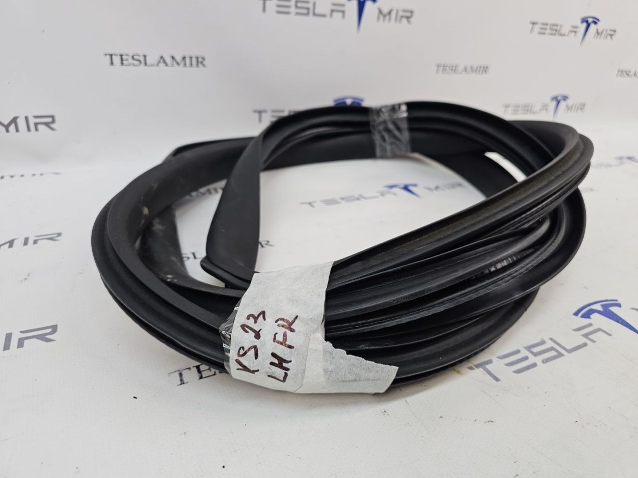 уплотнитель двери Tesla Model Y 1 поколение 2022, 1497673-98, 1497673-00, 1497674-00 - фото №1