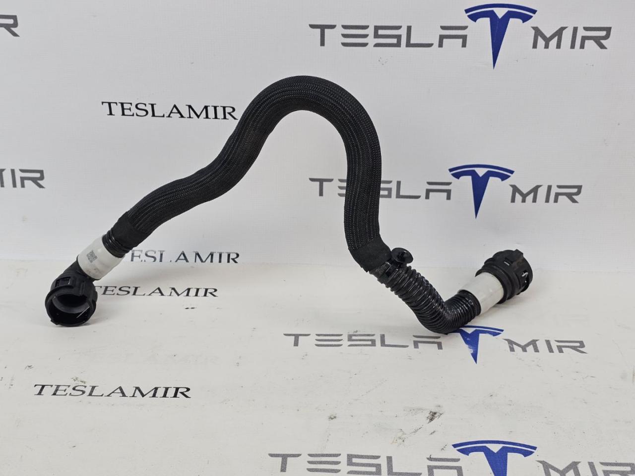 Шланг системы охлаждения заднего мотора Tesla Model 3 2 поколение 2025, 1077594-00 - фото №1