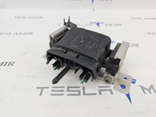 Крышка-фиксатор низковольтного разъёма высоковольтной батареи Tesla Model S 1 поколение [рестайлинг] 2018, 1003311-00