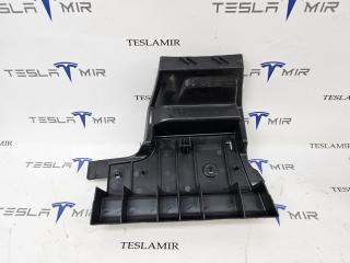 Кронштейн крепления обшивки багажника левый Tesla Model 3 1 поколение 2023, 1470967-00