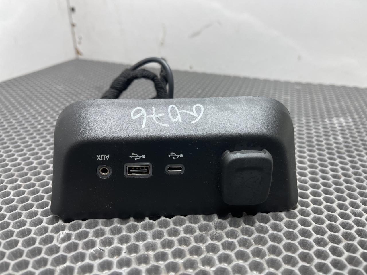 разъем AUX / USB Chevrolet TrailBlazer 3 поколение 2021, 1.3 л., бензин, АКПП, черный, полный привод, 13529867 - фото №1
