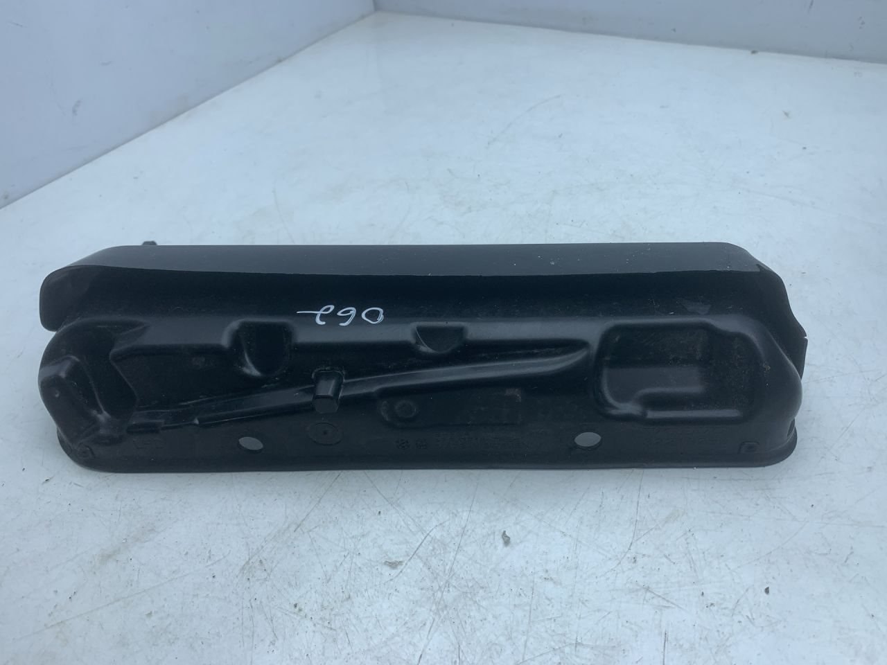 дождевик Volvo XC60 2 поколение 2023, 2.0 л., бензин, АКПП, белый, внедорожник 5 дв., передний привод, 32219255 - фото №1