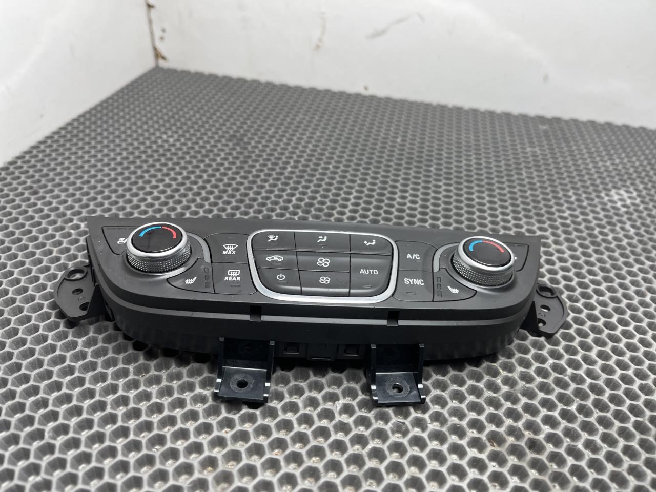 блок управления печки / климат-контроля Chevrolet Equinox 3 поколение 2019, 1.5 л., бензин, АКПП, синий, передний привод, 84422507 - фото №1