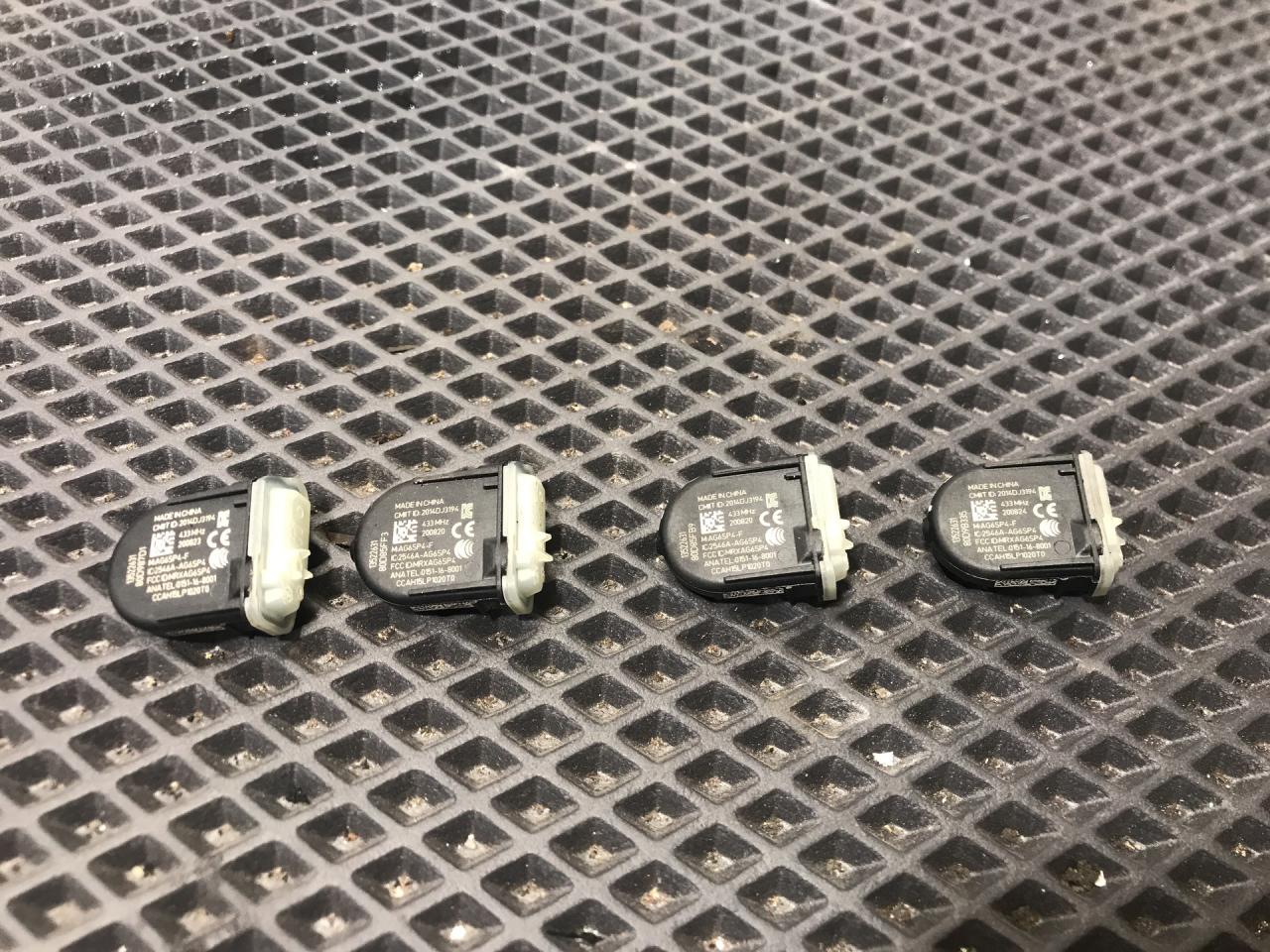 датчик давления в шине Chevrolet TrailBlazer 3 поколение 2021, 1.3 л., бензин, АКПП, черный, полный привод - фото №1