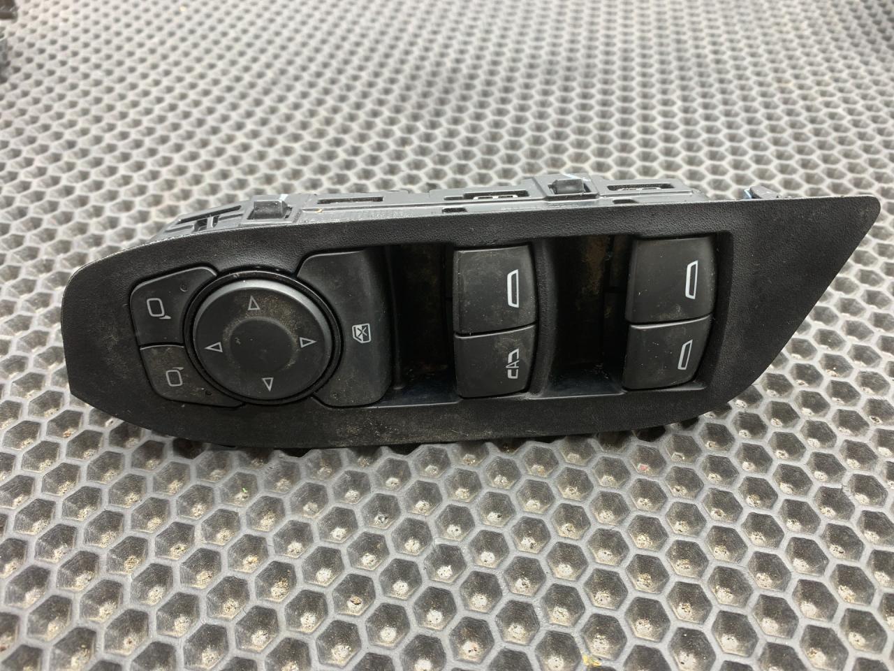 блок управления стеклоподъемниками Chevrolet Equinox 3 поколение 2019, 1.5 л., бензин, АКПП, синий, передний привод, 84512890 - фото №1