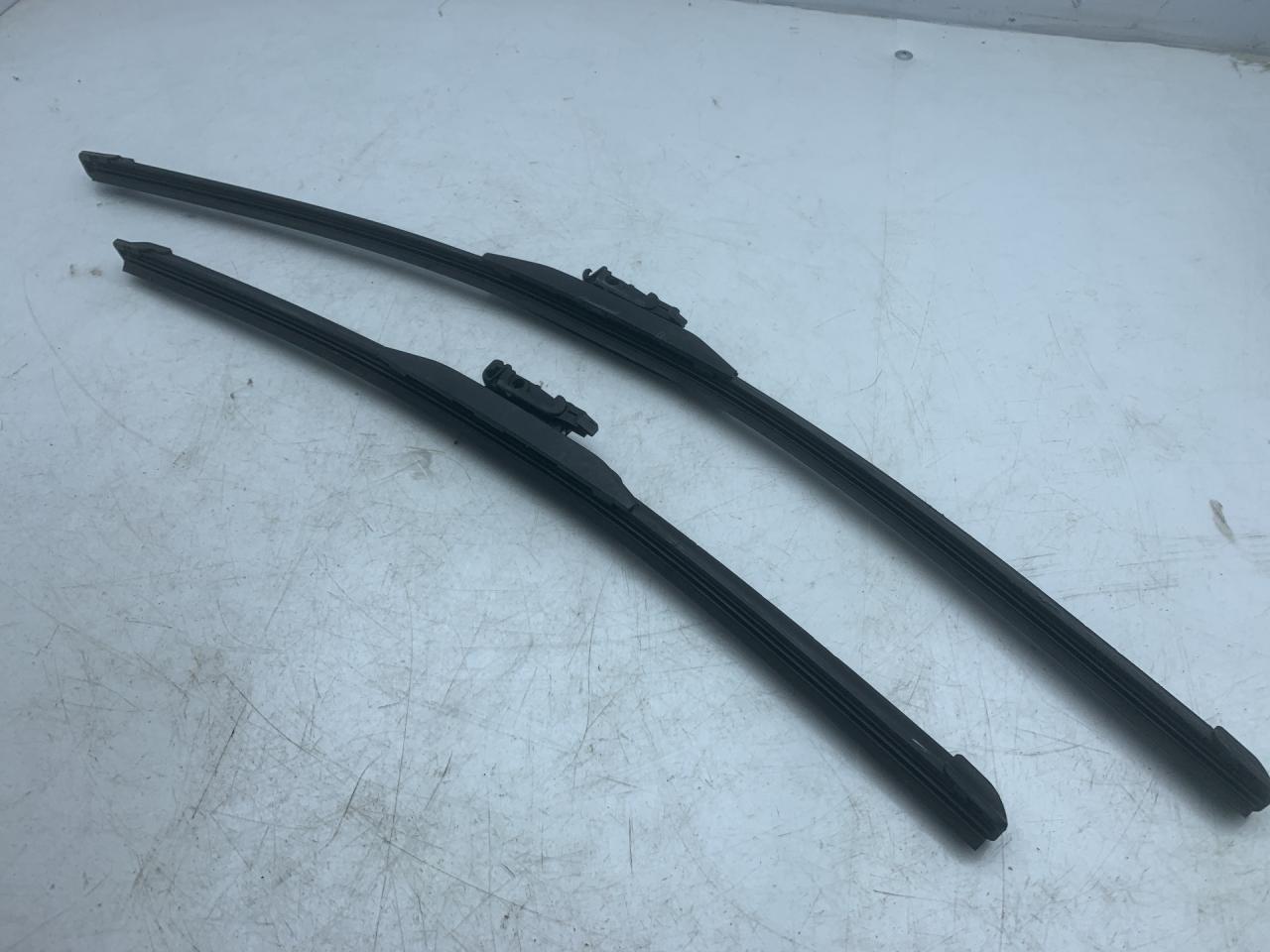 щетки стеклоочистителя Chevrolet TrailBlazer 3 поколение 2021, 1.3 л., бензин, АКПП, черный, хетчбэк 5 дв., передний привод - фото №1