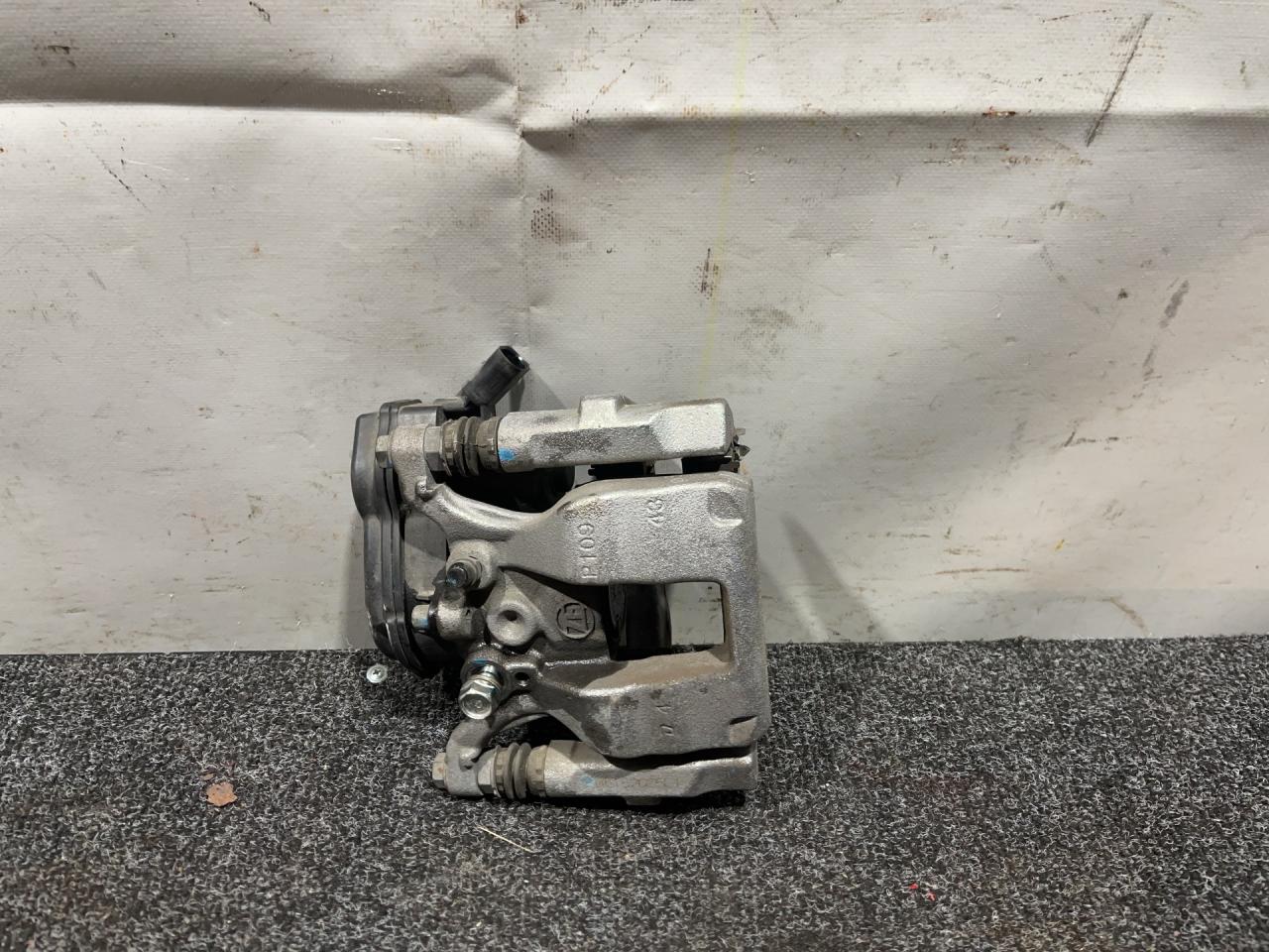 суппорт задний левый Acura MDX 4 поколение 2022, 3.5 л., бензин, АКПП, серебристый, полный привод, 43230-TYAA040M1 - фото №1