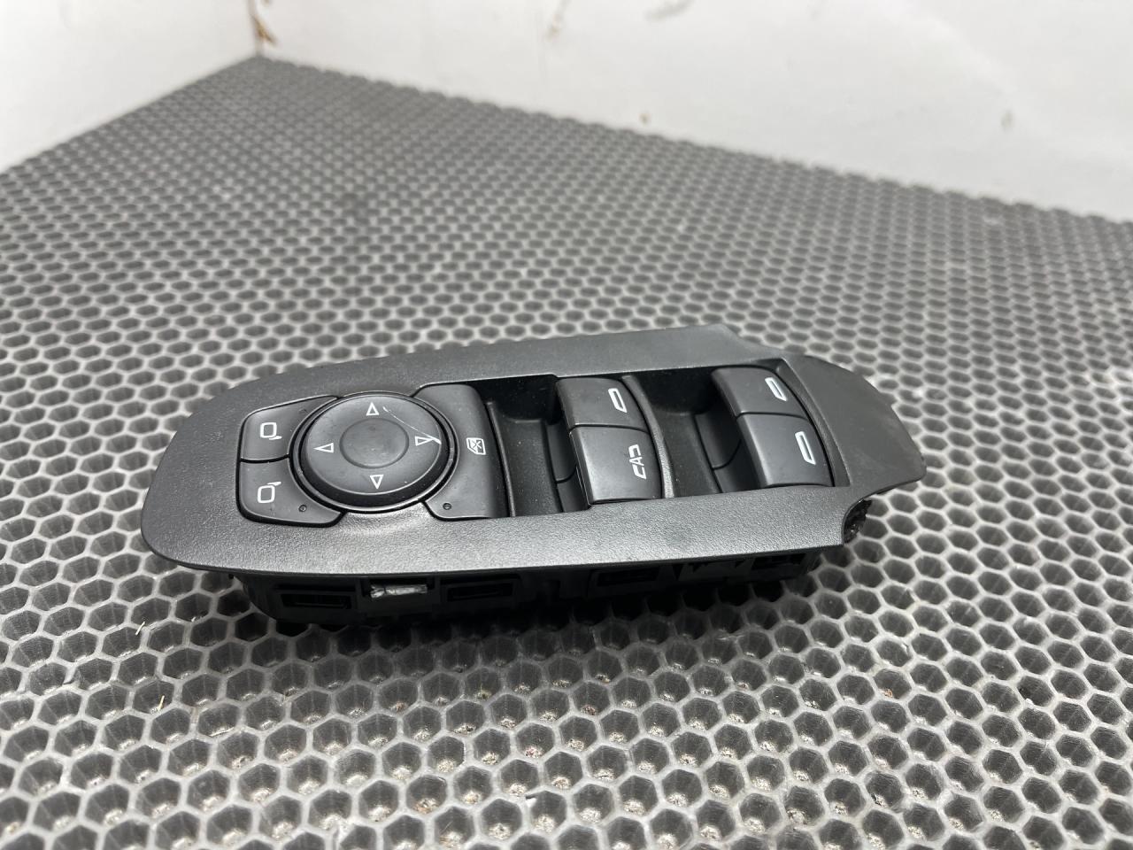 блок управления стеклоподъемниками Buick Encore GX 1 поколение 2022, 1.3 л., бензин, АКПП, чёрный, полный привод, 84513464 - фото №1