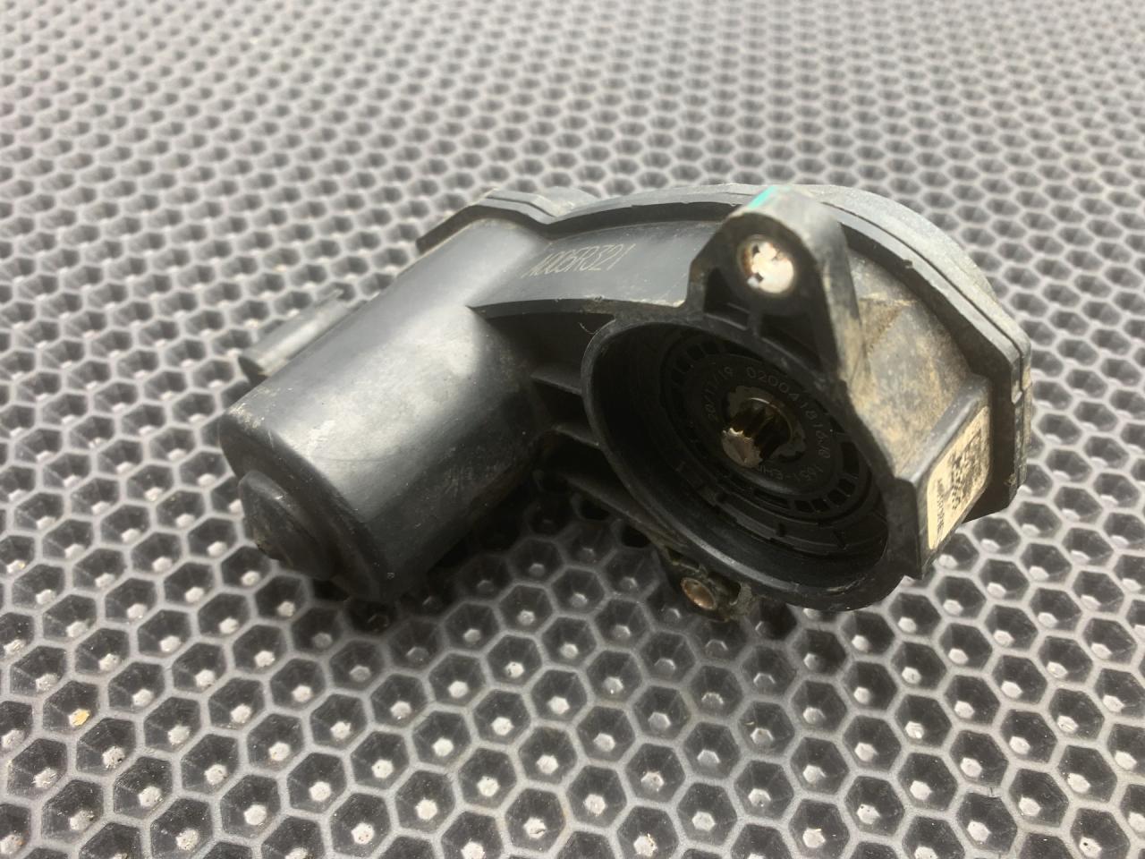 моторчик стояночного тормоза заднего Chevrolet TrailBlazer 3 поколение 2021, 1.3 л., бензин, АКПП, черный, хетчбэк 5 дв., передний привод, A005R321 - фото №1