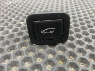 кнопка открытия багажника Chevrolet Equinox 3 поколение (2017 - 2026), 1.5 л., бензин, АКПП, белый, передний привод