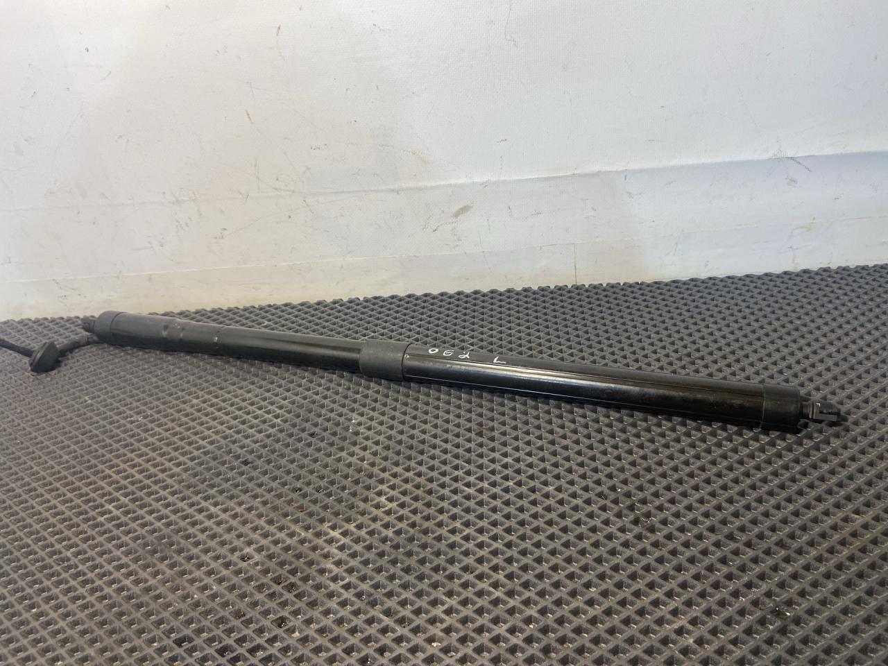 амортизатор крышки багажника (3-5 двери) Volvo XC60 2 поколение 2023, 2.0 л., бензин, АКПП, белый, внедорожник 5 дв., передний привод, 073349 - фото №1