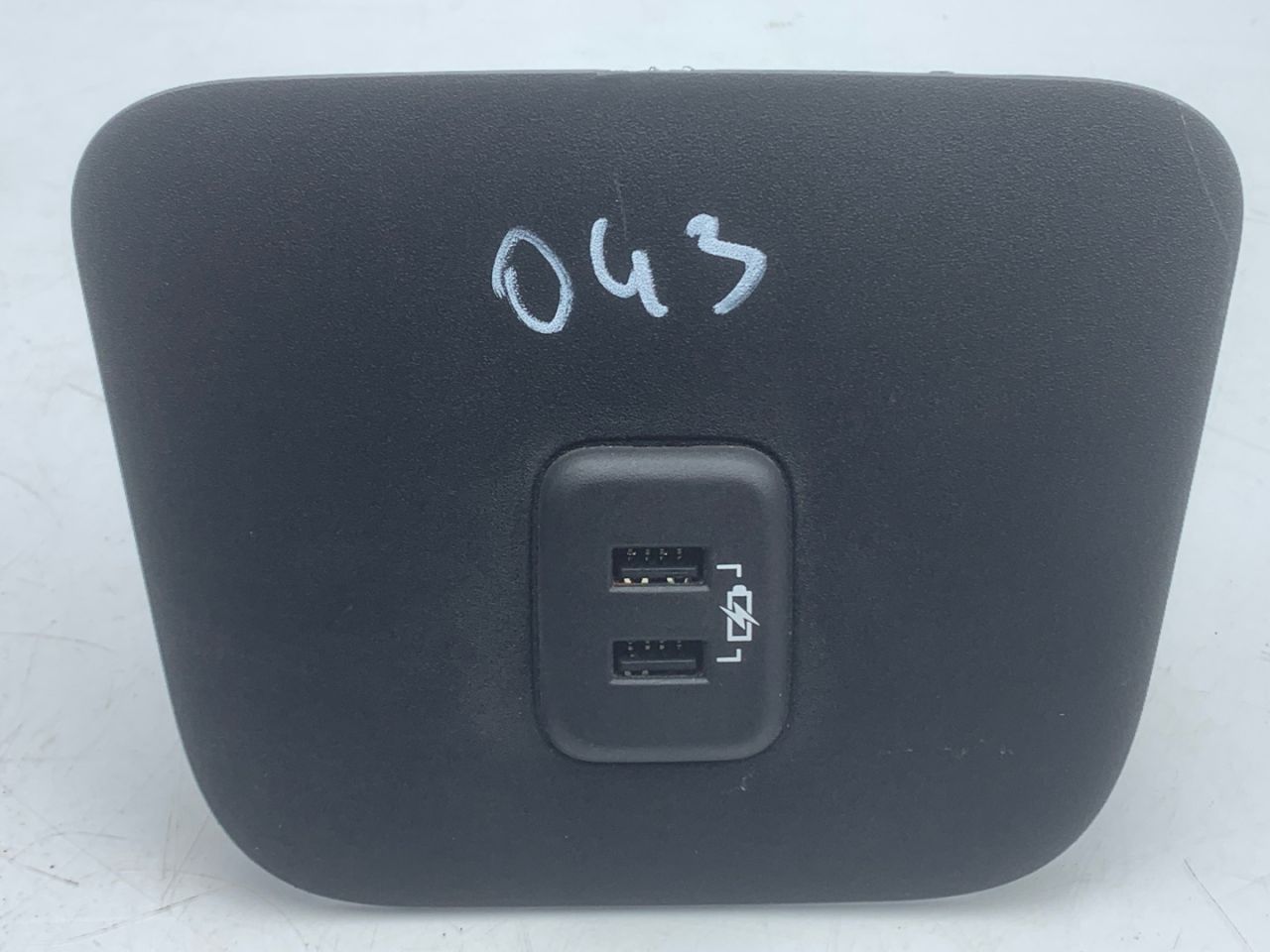 разъем AUX / USB Chevrolet Equinox 3 поколение 2019, 2.0 л., бензин, АКПП, черный, внедорожник 5 дв., полный привод, 13598459 - фото №1