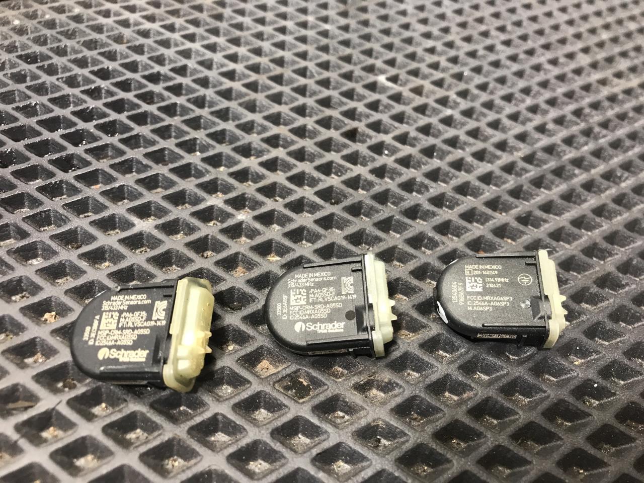 датчик давления в шине Chevrolet Equinox 3 поколение 2019, 1.5 л., бензин, АКПП, синий, передний привод - фото №1