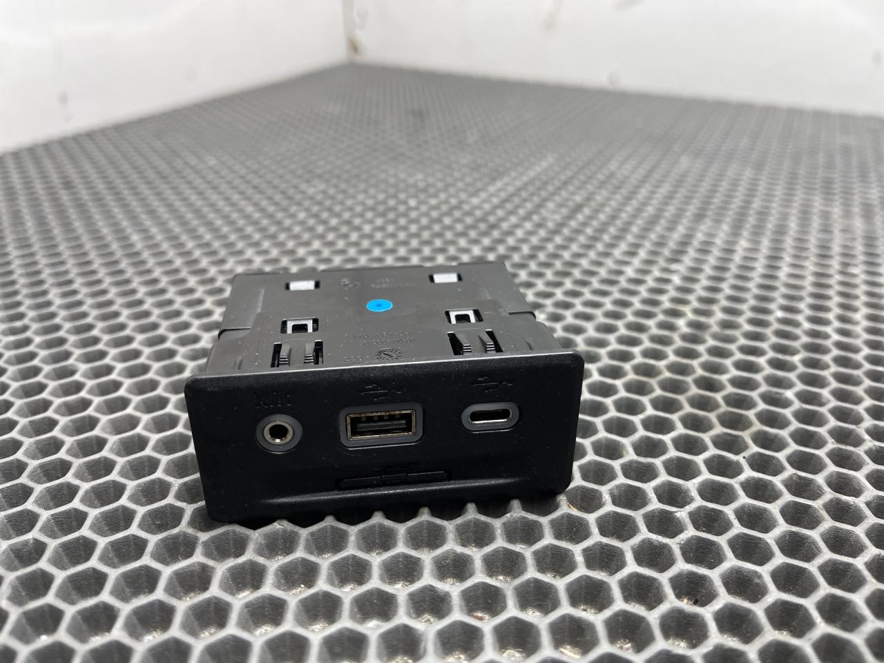 разъем AUX / USB Chevrolet Equinox 3 поколение 2019, 1.5 л., бензин, АКПП, синий, передний привод, 13526278 - фото №1