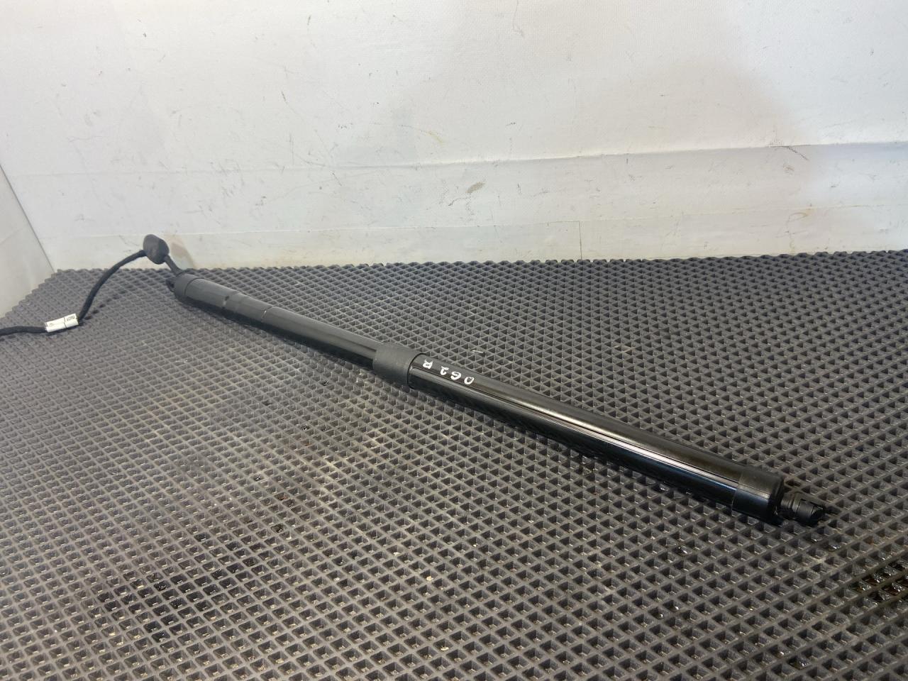 амортизатор крышки багажника (3-5 двери) Volvo XC60 2 поколение 2023, 2.0 л., бензин, АКПП, белый, внедорожник 5 дв., передний привод, D.NR073365 - фото №1