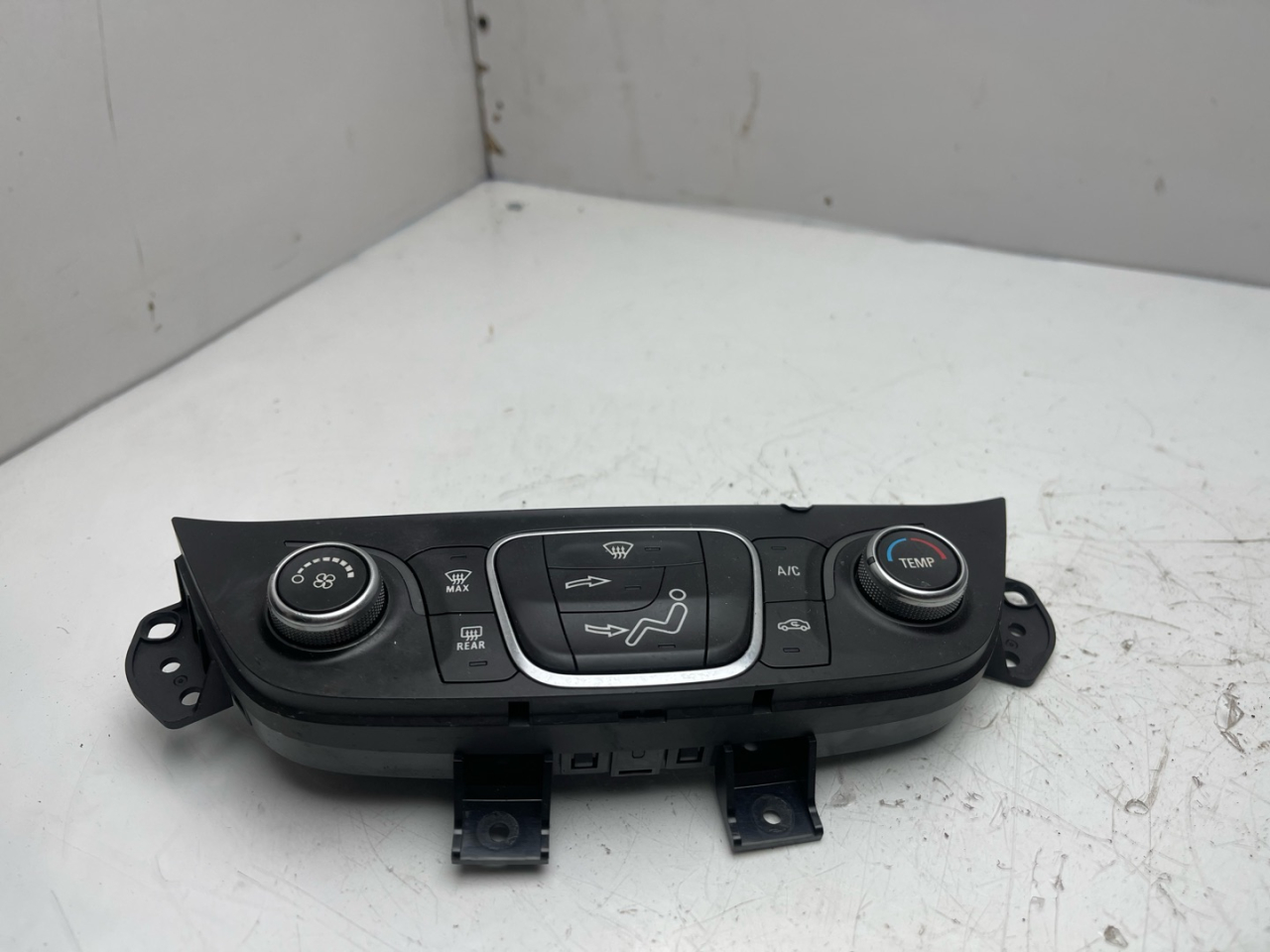 блок управления печки / климат-контроля Chevrolet Equinox 3 поколение 2019, 1.5 л., бензин, АКПП, белый, внедорожник 5 дв., передний привод, 84422503 - фото №1