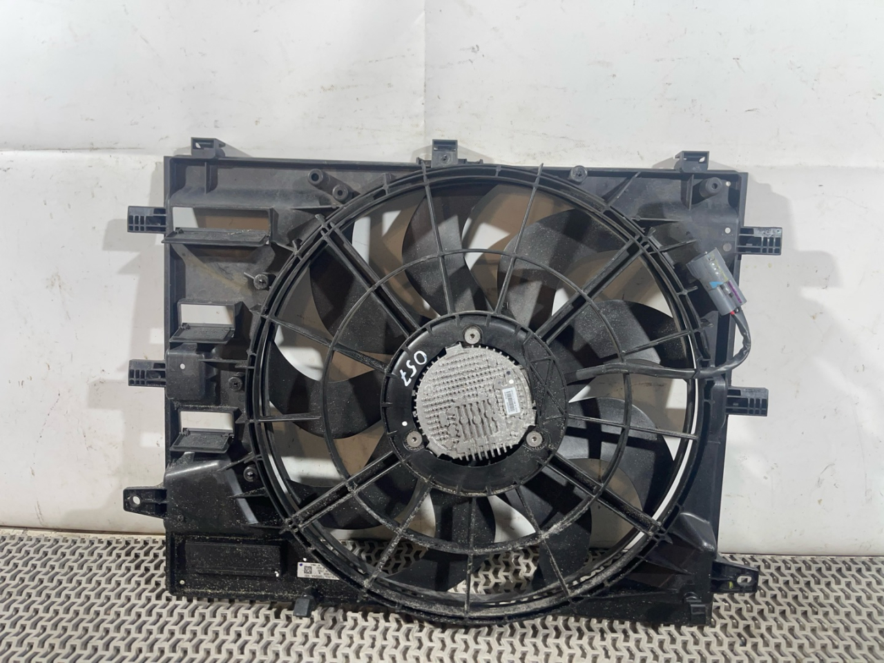 вентилятор радиатора Chevrolet Equinox 3 поколение 2018, 1.5 л., бензин, АКПП, черный, внедорожник 5 дв., полный привод, 84221606 - фото №1