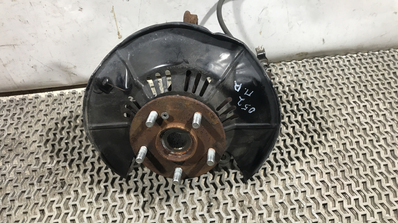 кулак поворотный правый Acura RDX 3 поколение 2020, 2.0 л., бензин, АКПП, черный, внедорожник 5 дв., полный привод - фото №1