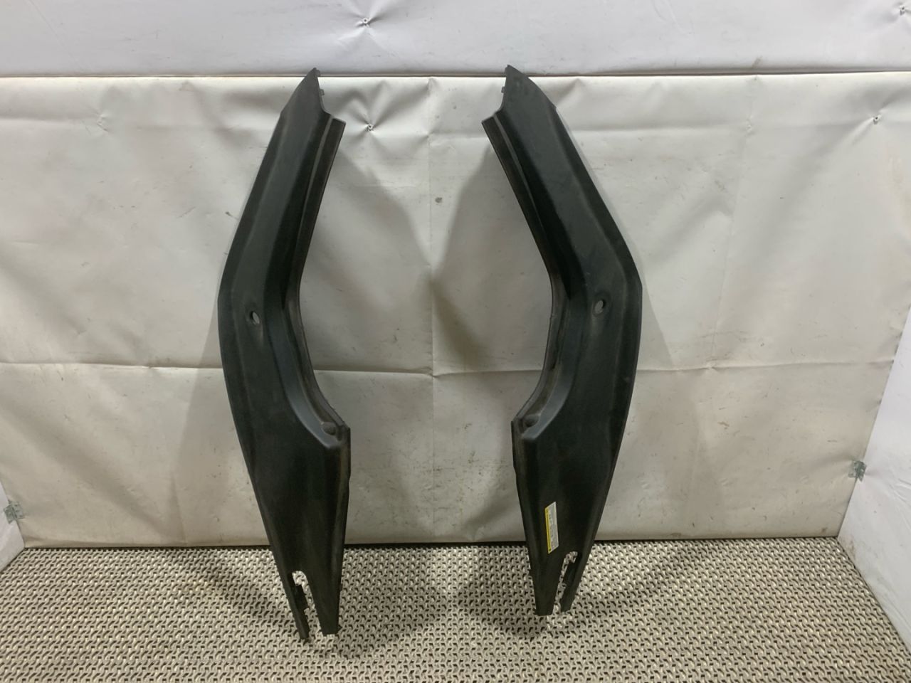 планка под капот Tesla Model S 1 поколение (2012 - 2016), 0.1 л., электро, АКПП, серый, седан, задний привод, 100632700E, 100632800E - фото №1