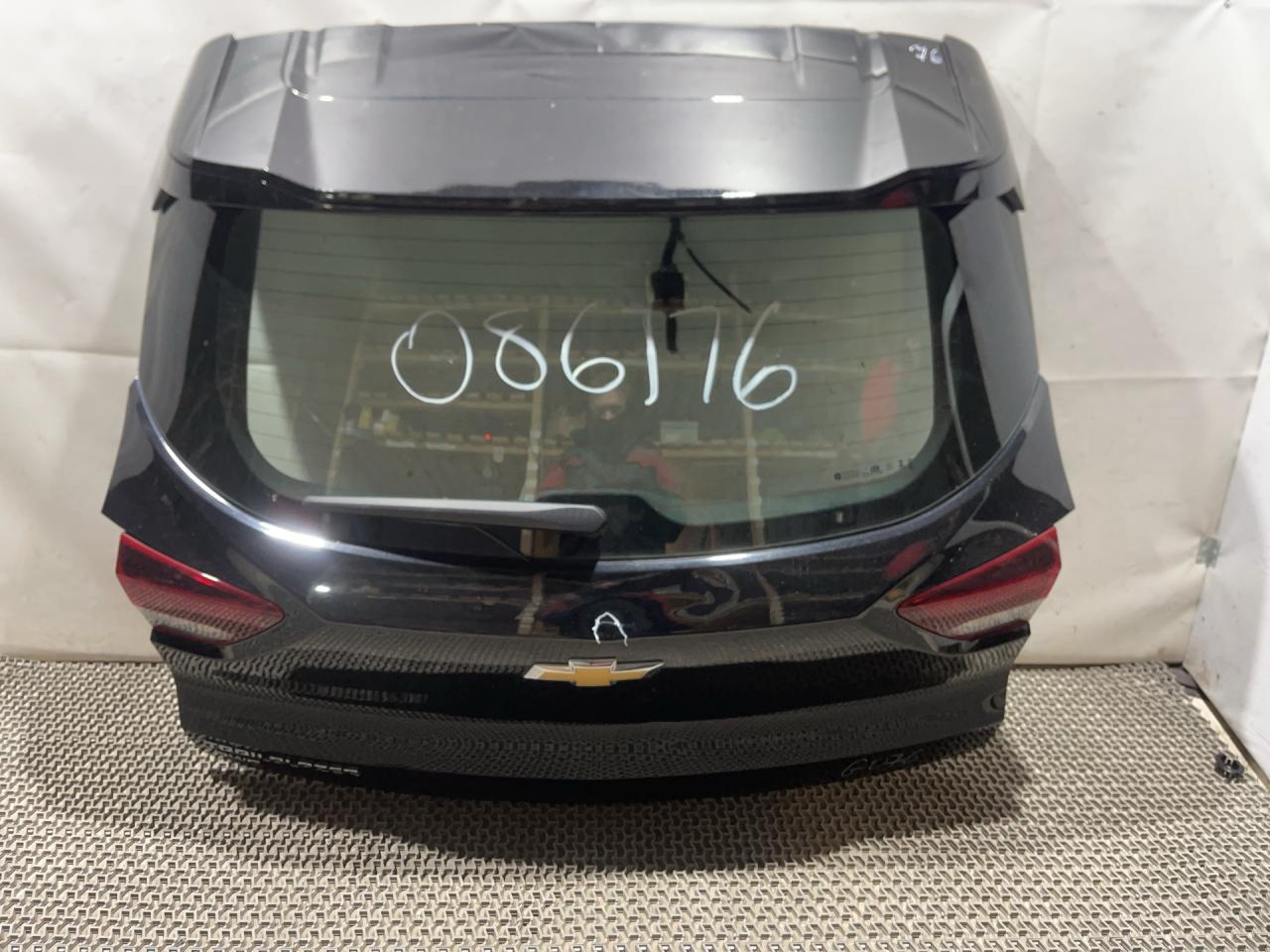 крышка багажника (дверь 3-5) Chevrolet TrailBlazer 3 поколение 2021, 1.3 л., бензин, АКПП, черный, полный привод - фото №1