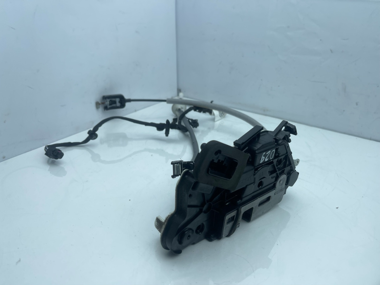 замок двери передней левой Volkswagen Atlas 2018, 3.6 л., бензин, АКПП, черный, внедорожник 5 дв., полный привод, 5K1837015J, 3CN972295 - фото №1