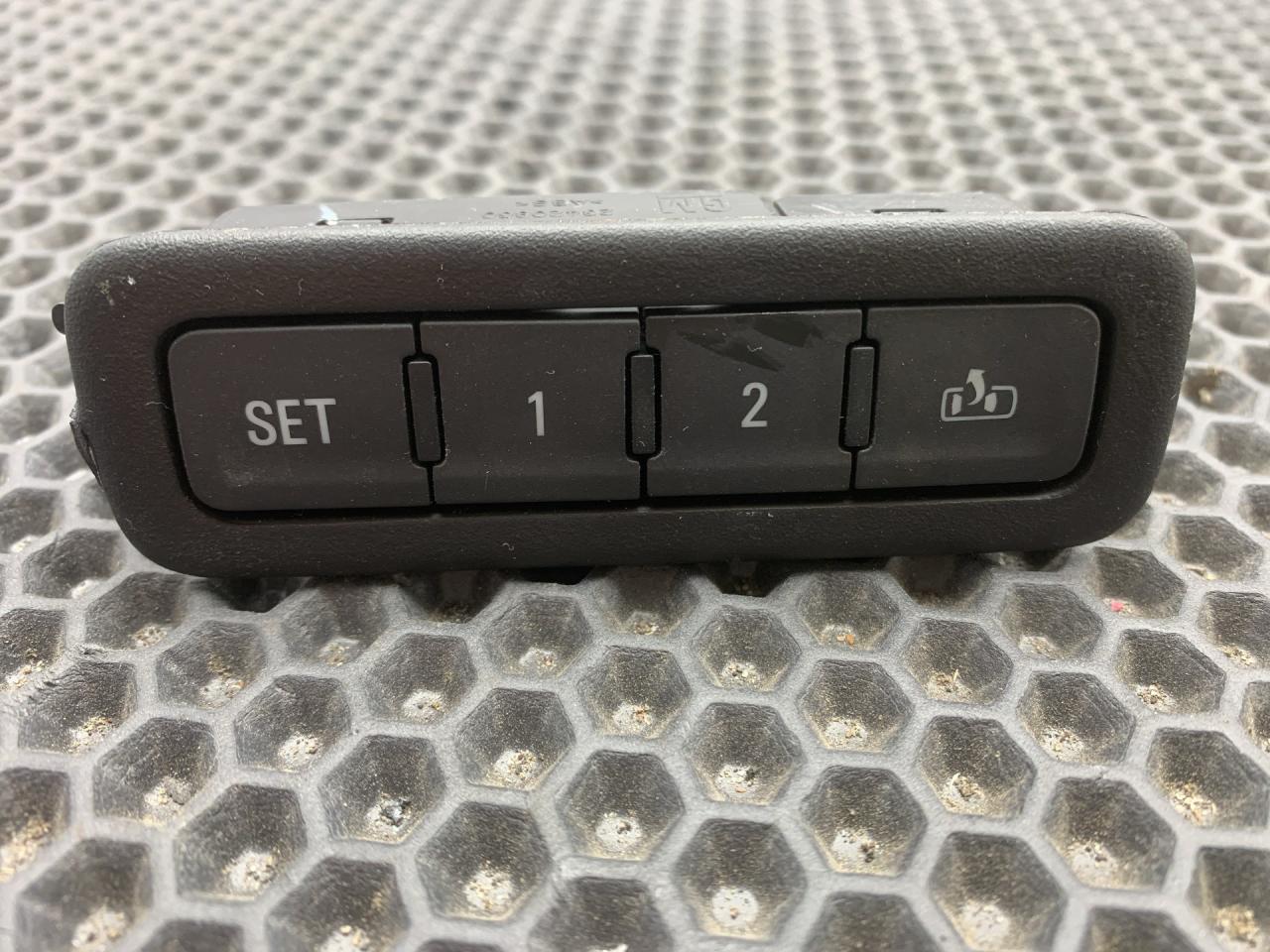 кнопка (выключатель) Chevrolet Equinox 3 поколение 2019, 1.5 л., бензин, АКПП, синий, передний привод - фото №1