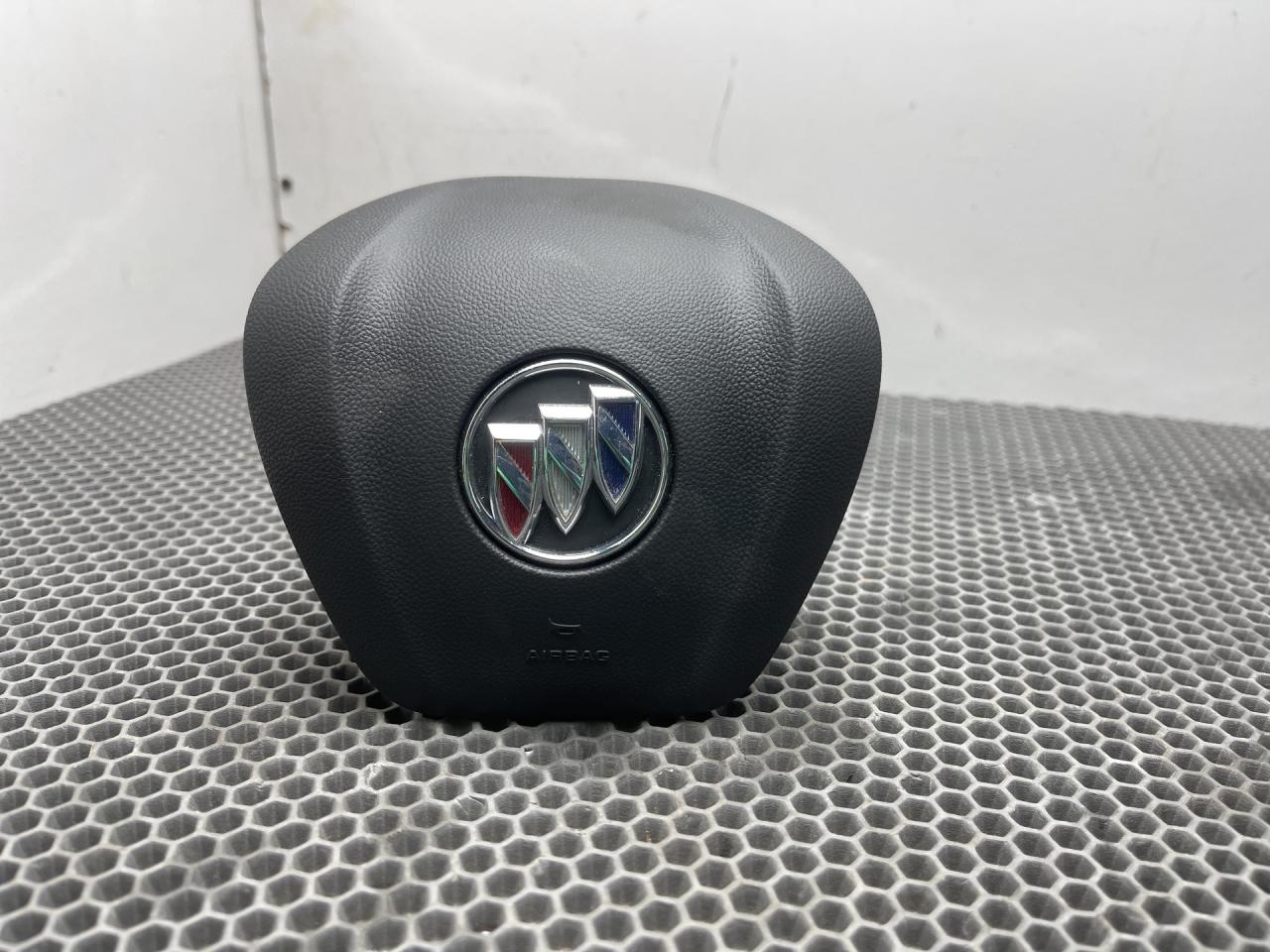 подушка безопасности водителя Buick Encore GX 1 поколение 2022, 1.3 л., бензин, АКПП, чёрный, полный привод, 60006215 - фото №1