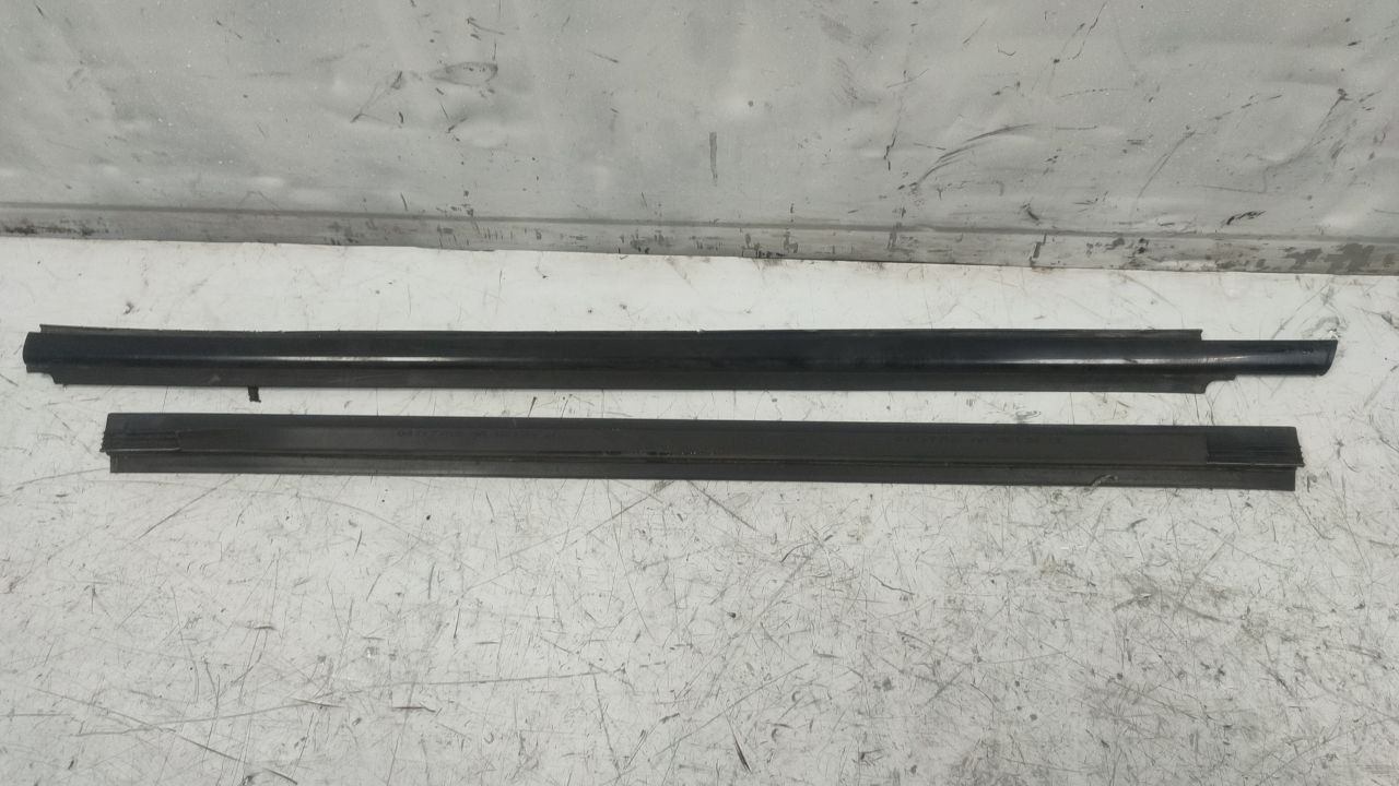 Уплотнитель стекла Dodge Caravan 4 поколение (2000 - 2007) - фото №1