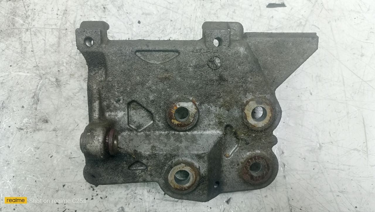 кронштейн генератора Mazda 323 6 поколение (1998 - 2001), 1.6 л., бензин, МКПП - фото №1