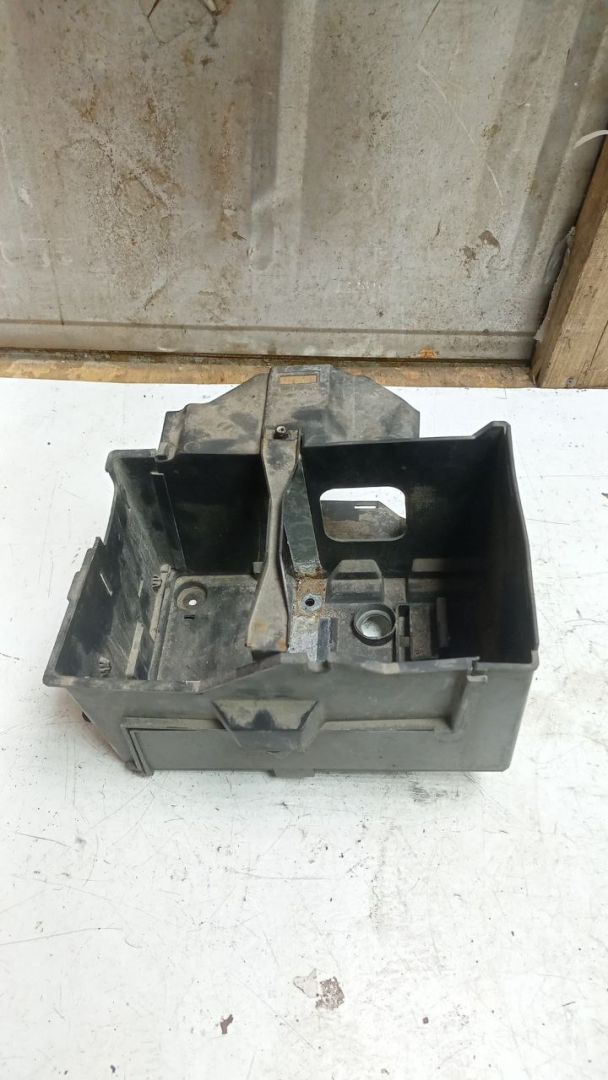 кожух аккумулятора Ford C-Max 1 поколение 2003, 1.8 л., бензин, МКПП - фото №1