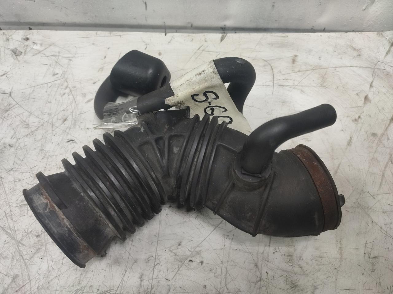 патрубок воздушного фильтра Volvo S60 1 поколение 2003, 2.4 л., бензин, АКПП, 9434476 - фото №1