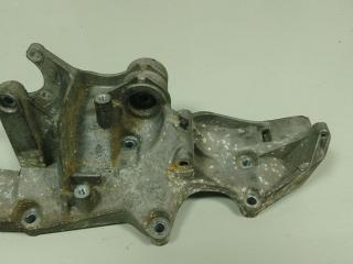 кронштейн генератора Volkswagen Passat B5 (1996 - 2001), 1.6 л., бензин, 06B903143B