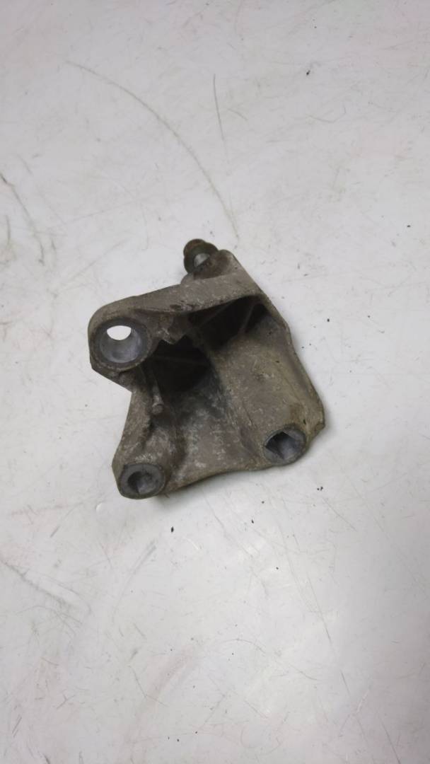 кронштейн КПП Ford Focus 1 поколение (1998 - 2001), 1.6 л., бензин, 98AB7M125BE, 98AB-7M125-BE - фото №1