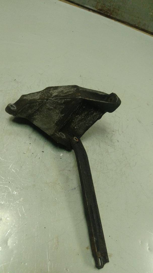 кронштейн двигателя Audi A4 B5 (1994 - 1999), 1.8 л., бензин, 8D0199307H - фото №1