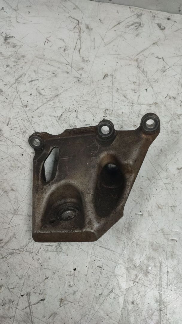 кронштейн двигателя Cadillac CTS 2 поколение (2007 - 2014), 2.8 л., бензин, АКПП, задний привод, 10360744 - фото №1