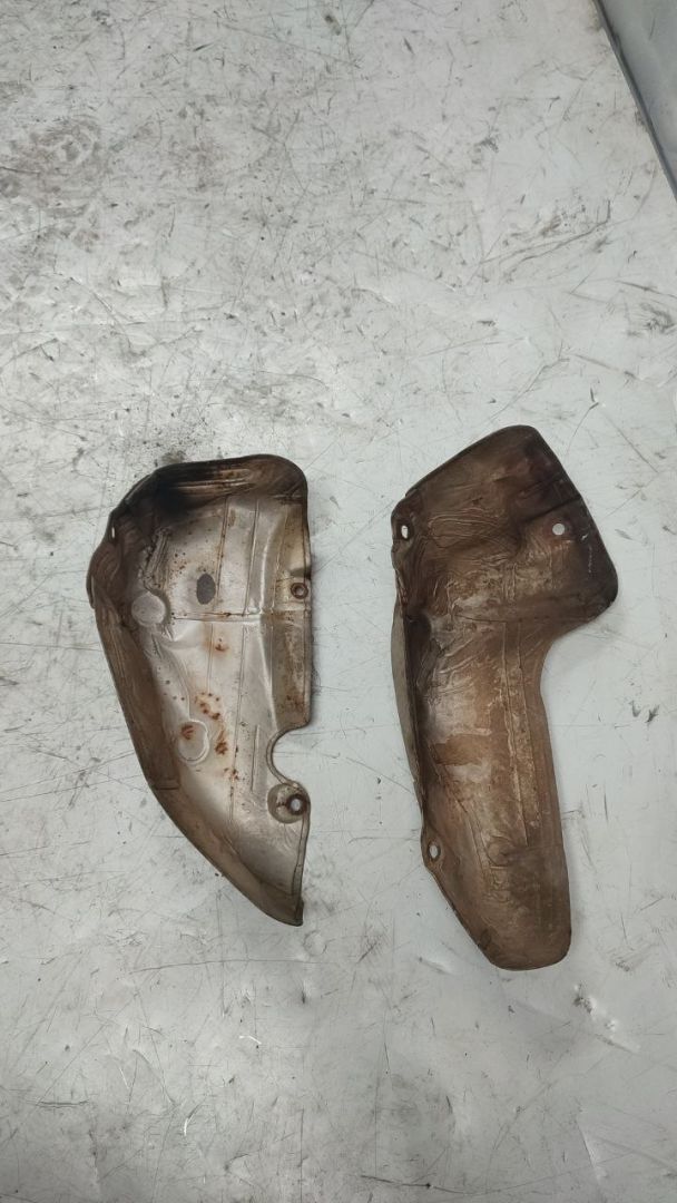 защита (экран) выпускного коллектора Cadillac CTS 2 поколение (2007 - 2014), 2.8 л., бензин, АКПП, задний привод - фото №1