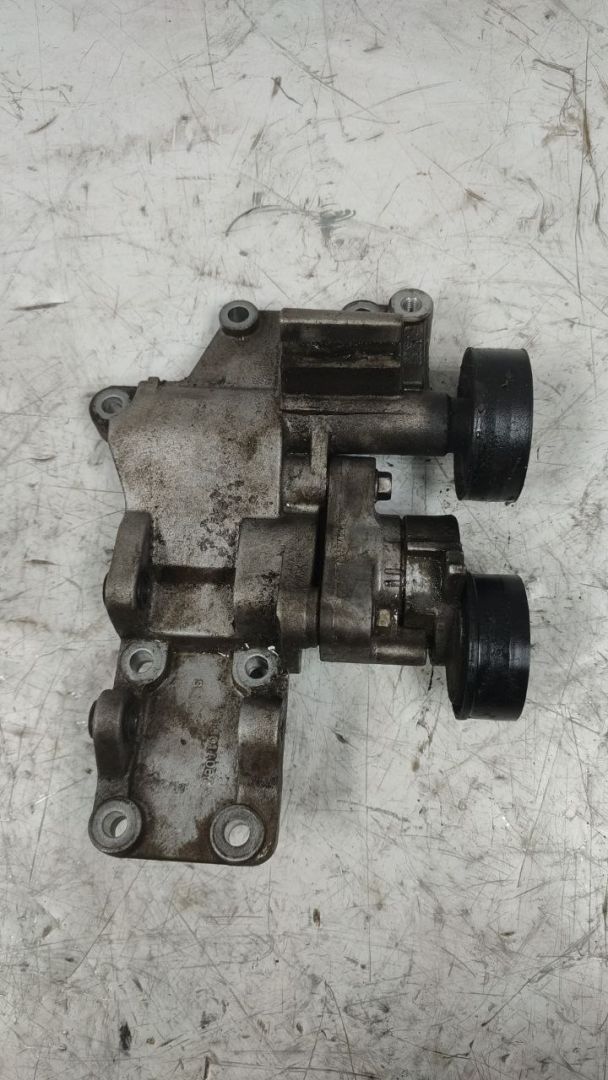 кронштейн генератора Mitsubishi Lancer 10 поколение 2010, 1.8 л., бензин, МКПП, 1801A067 - фото №1