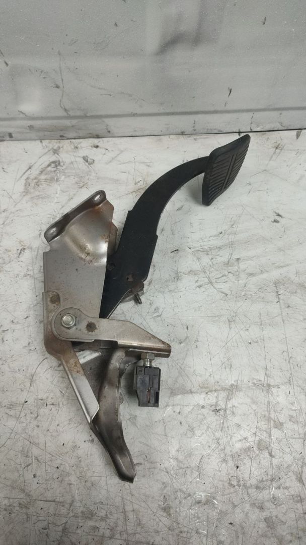 педаль тормоза Subaru Forester 3 поколение (SH) 2010, 2.0 л., бензин, АКПП - фото №1