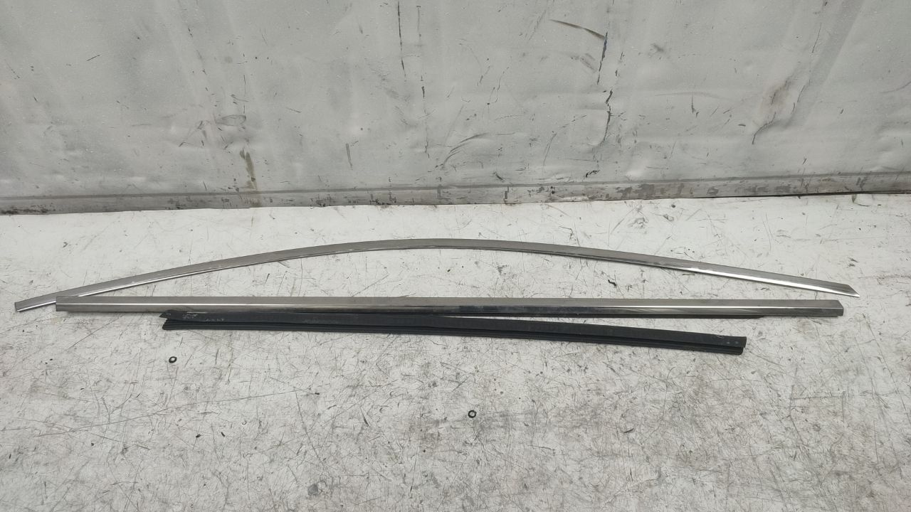 Уплотнитель стекла Buick LaCrosse 2 поколение (2009 - 2013) - фото №1