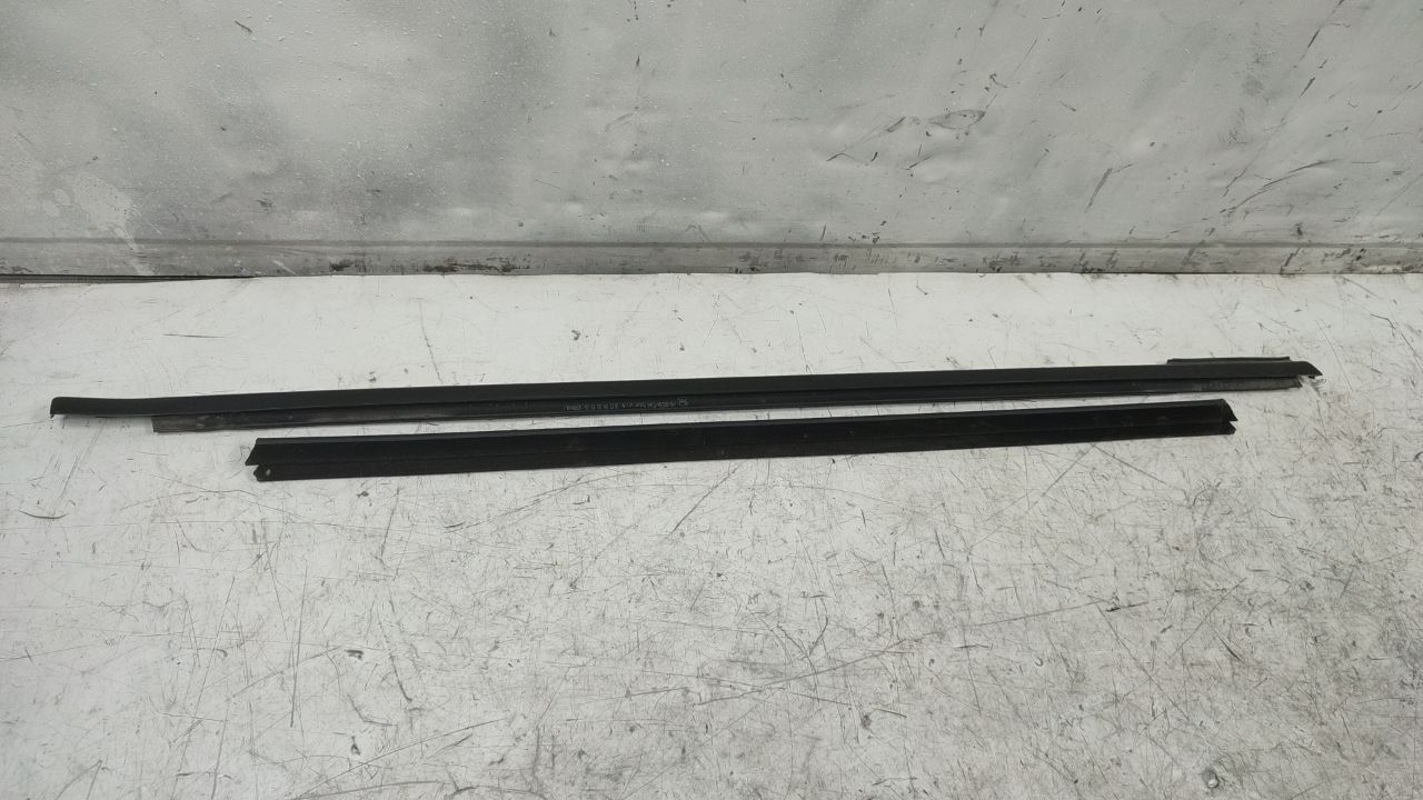 Уплотнитель стекла Ford Focus 3 поколение (2011 - 2015) - фото №1