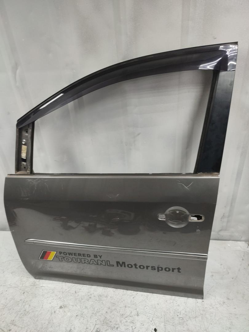 дверь передняя левая Volkswagen Touran 1 поколение (2003 - 2006), 1.8 л., бензин, АКПП, передний привод - фото №1