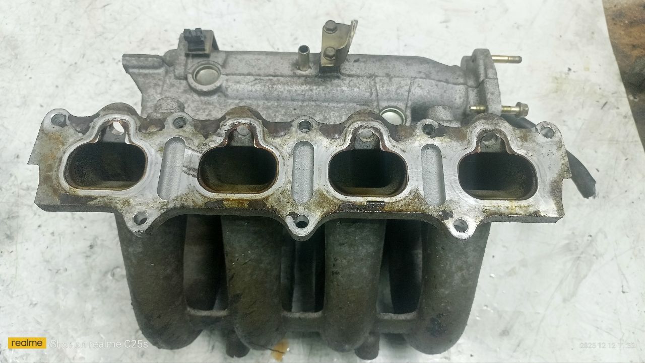 коллектор впускной Mazda 323 6 поколение (1998 - 2001), 1.6 л., бензин, МКПП - фото №1