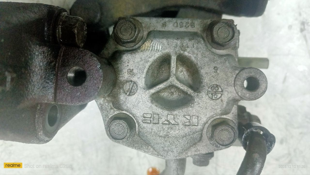 насос гидроусилителя руля Mazda 323 6 поколение (1998 - 2001), 1.6 л., бензин, МКПП - фото №1