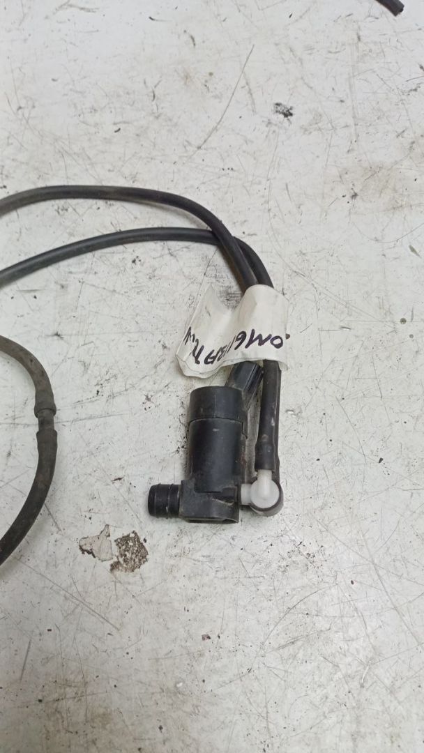 насос (моторчик) омывателя стекла Ford C-Max 1 поколение 2003 - фото №1