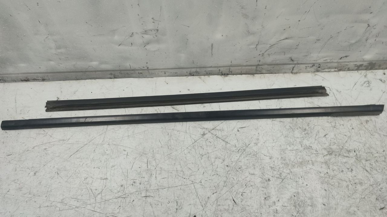 Уплотнитель стекла Ford Escape 3 поколение C520 (2012 - 2015) - фото №1