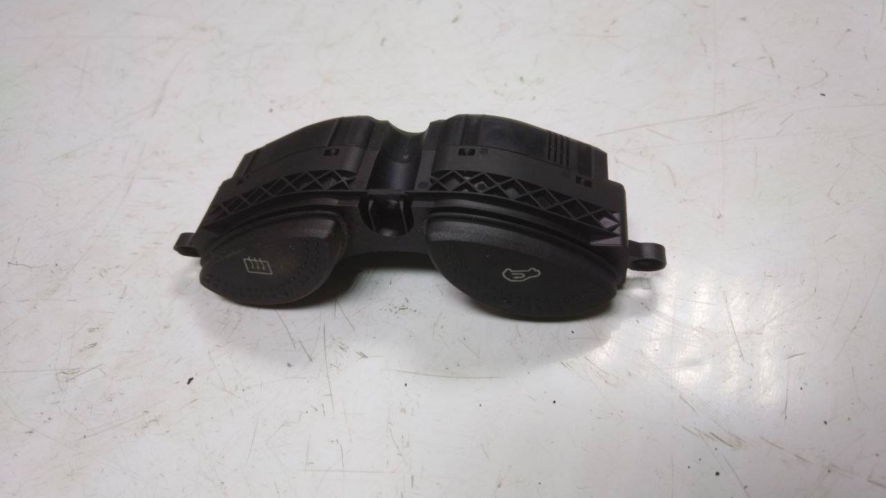 кнопка (выключатель) Ford Focus 1 поколение (1998 - 2001), 98AG18C621AG - фото №1